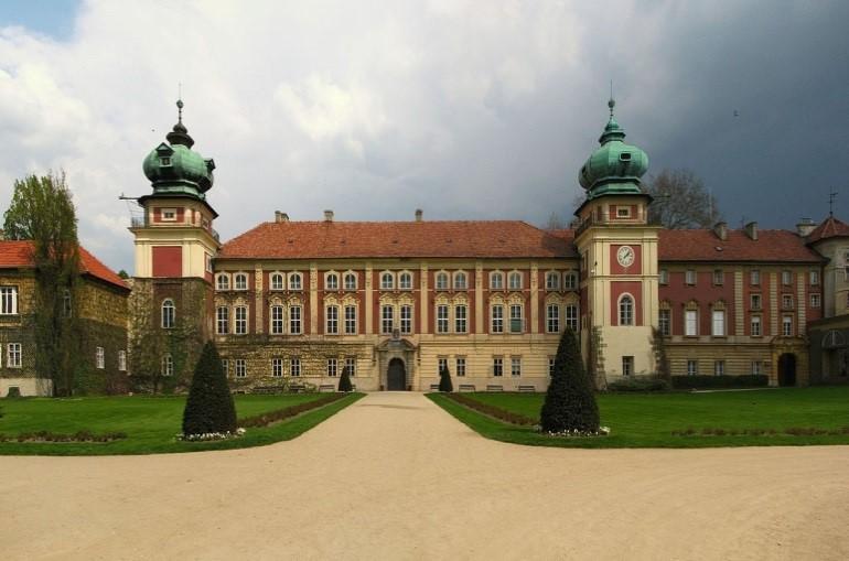 Zadanie 4. W której miejscowości znajduje się przedstawiony na rysunku zamek znany z kolekcji powozów? A. W Łańcucie. B. W Oporowie. C. W Nałęczowie. D. W Nieborowie. Zadanie 5.
