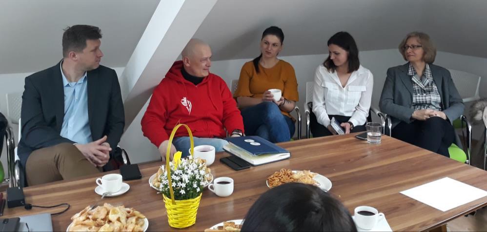 perspektyw i różnych kontekstów podejmowanego tematu.