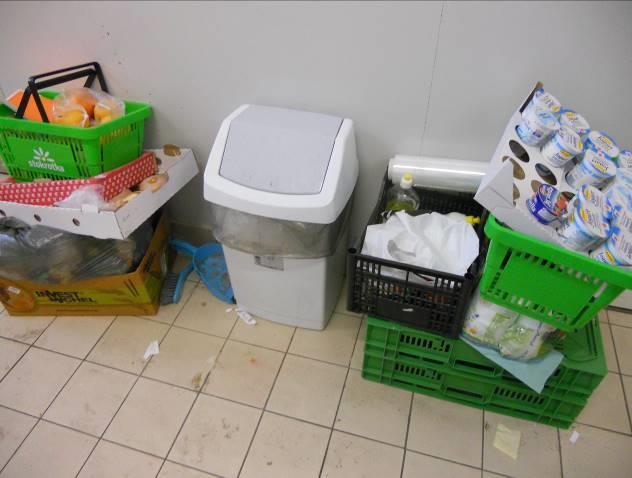 zalegający zbędny sprzęt, opakowania, przedmioty w sali sprzedaży i na zapleczach sklepów, zalegające śmieci na zapleczach sklepów i w otoczeniu obiektów, brak etykiet na środkach spożywczych
