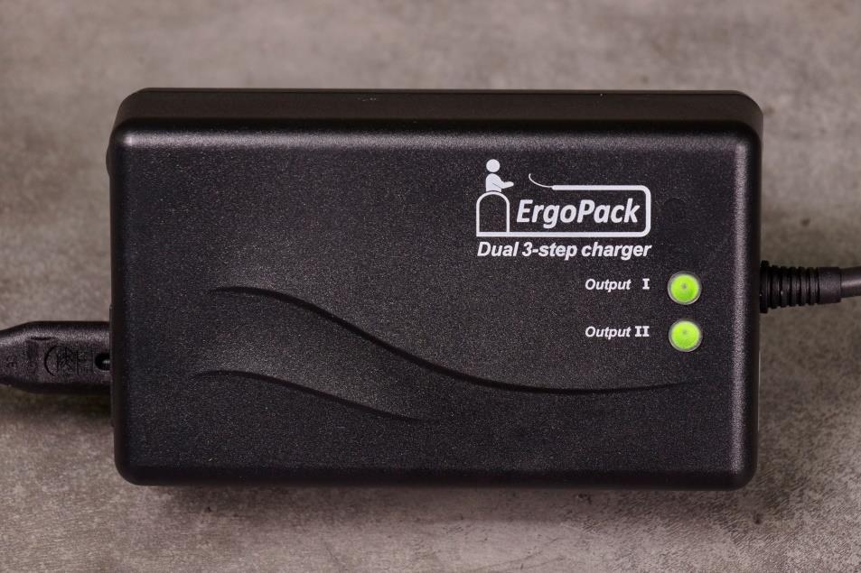 4.4 Wyświetlacz ładowarki Dual-Charger Bateria zbudowana jest z dwóch akumulatorów 12V połączonych szeregowo. Ładowarka Dual- Charger ładuje każdy z akumulatorów osobno.