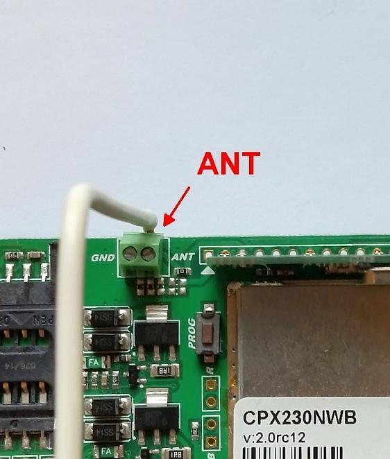 Odizolowaną końcówkę anteny wewnętrznej należy umieścić w gnieździe oznaczonym ANT, pod zaciskiem gorącym (właściwy