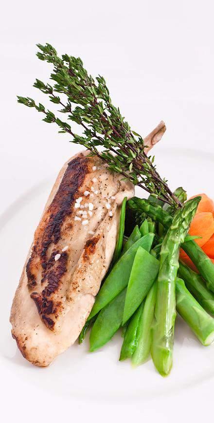 MENU WESELNE I 199 PLN / osobę PRZYWITANIE CHLEBEM I SOLĄ PRZYSTAWKA Grillowany pomidor obsypany świeżą bazylią podany na włoskim serku mascarpone oraz chipsem z ciasta filo ZUPA Włoska zupa