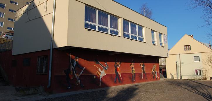 KOMUNIKACJI MIEJSKIEJ. POŁOŻENIE NA WZGÓRZU GWARANTUJE ZNAKOMITY WIDOK NA CAŁE MIASTO, PORT, ZATO- KĘ ORAZ PÓŁWYSEP HELSKI.