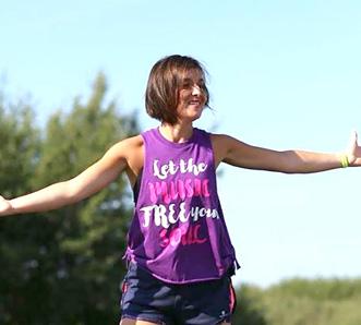 TRADYCYJNY WIELKI SZCZEPANOWY FESTIWAL BARW CZYLI ZABAWA Z PROSZKIEM HOLI PRZEJAŻDŻKA WOZEM DRABINIASTYM JAZDA KONNA NAUKA NOWYCH LETNICH TAŃCÓW FILM NA DUŻYM EKRANIE KĄPIEL W JACUZZI SZALEŃSTWO NA
