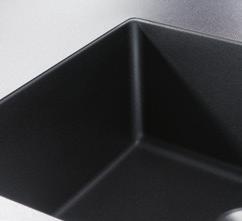 Ciemna, antracytowa komora SUBLINE kontrastuje z aksamitno-matowym blatem ze stali szlachetnej. To wyjątkowe połączenie materiałów przyciąga wzrok w ekskluzywnych projektach kuchni.