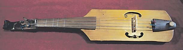 Sam o nich mówi, e s¹ dziwne i nietypowe. Na najd³u ej dot¹d konstruowany instrument musia³ poœwiêciæ ponad rok pracy.