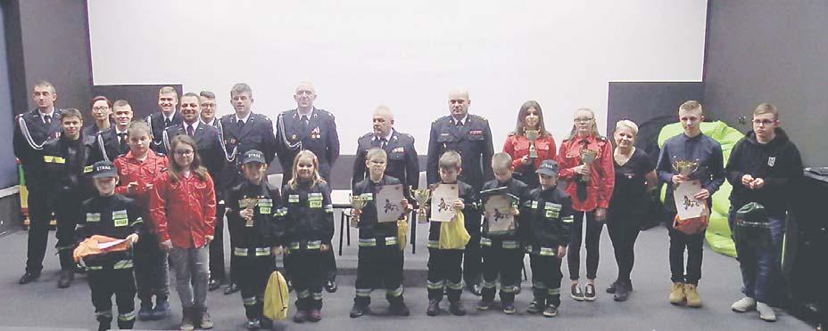 Stra acy z PSP oraz OSP przy pomocy m³odych ochotników, którzy pe³nili rolê osób poszkodowanych, zaprezentowali nam sytuacjê akcji ratunkowej na skutym lodem jeziorze, gdzie w pewnym momencie zaczyna