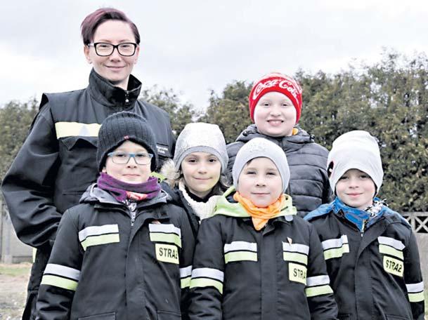 (TF) Ceremonia wrêczenia nagród na Izerskiej ¹ce. Od lewej: Tadeusz Baka, Zbigniew Szysz³o, Roland Marciniak, Ma³gorzata Kubœ i Anna Baka. Poni ej pami¹tkowe zdjêcie nagrodzonych i nagradzaj¹cych.