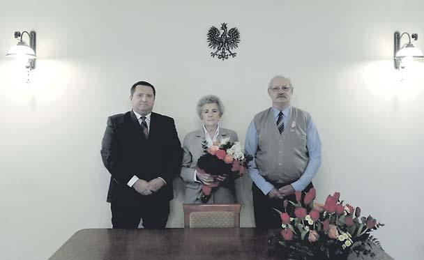 burmistrza Rolanda Marciniaka odebrali Medal za D³ugoletnie Po ycie Ma³ eñskie.