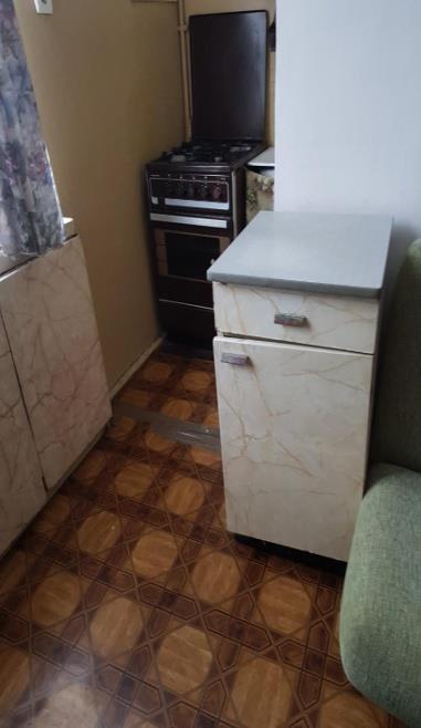 Lokal składa się z 1 pokoju z małym aneksem kuchennym,