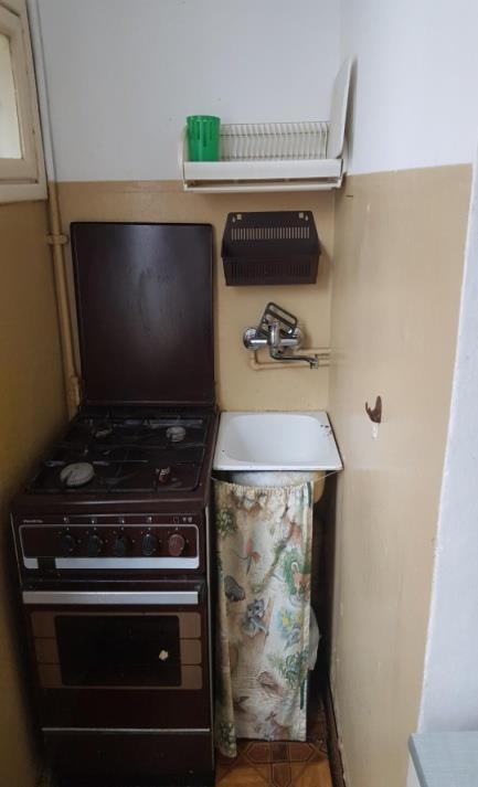 Wyposażony jest w instalację wodno kanalizacyjną,