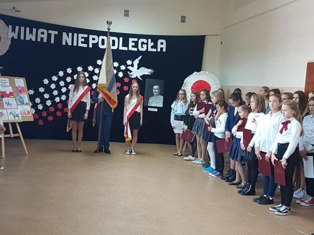 Wiwat Niepodległa Sto kotylionów na 100 lecie Odzyskania Niepodległości 6 listopada 2018 uczniowie uczestniczyli w warsztatach, na których wykonywali biało-czerwone kotyliony, nieodłączny element