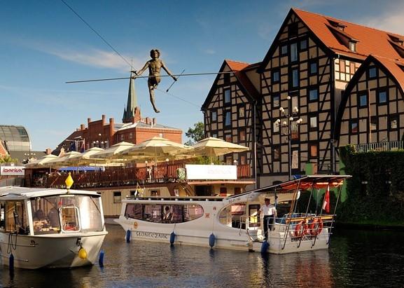 Zadanie 7. O którym porcie lotniczym pracownik biura podróży udzieli informacji turystom wylatującym na wczasy z Berlina? A. Schiphol. B. Stavanger. C. Schönefeld. D. Schwechat. Zadanie 8.
