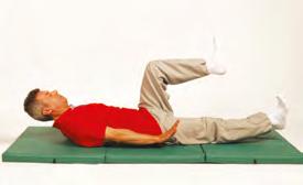 Powrót do pozycji wyjściowej Ćwiczenie powtórzyć leżąc na plecach z prawą nogą ugiętą nad materacem, a lewą nogą prostą nad materacem, stopy w zgięciu