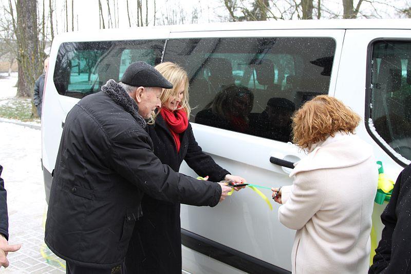 Zarząd dokonał przekazania dla Domu Pomocy Społecznej w Cisewiu nowego samochodu służbowego.