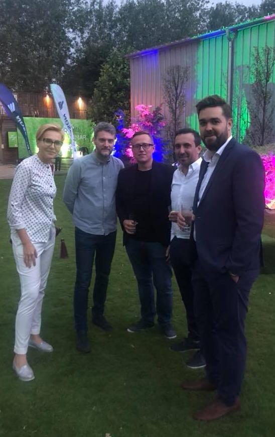 Bardzo ważnym aspektem jego obchodów jest wspólnotowość tę noc spędzać się powinno w dużych grupach, wśród innych ludzi, z którymi dzieli się radość z nadejścia lata.