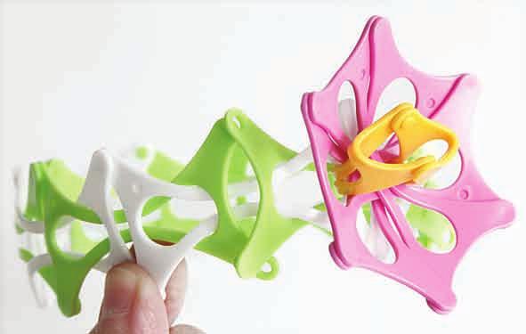 Attach 8 Klixi Mixi side to side to form a long chain.