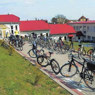 do piłki nożnej, koszykówki, siatkówki, tenisa ziemnego; boiska sportowe w Rychlikach, Kwietniewie, Powodowie oraz małe boiska przy świetlicach wiejskich; place zabaw oraz siłownie zewnętrzne w