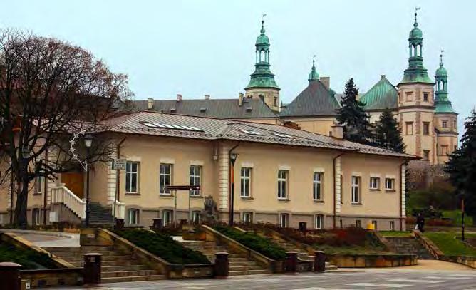 Widok od strony Wzgórza Zamkowego, stan przed rewitalizacją. 2011 (fot. Edyta Banachowska) Fig. 14. BWA Kielce.