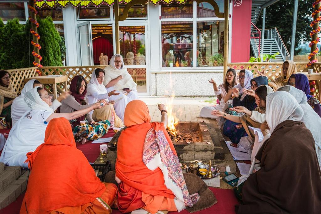 Intonowanie mantr: Gurudźi nadal życzy sobie, aby w nowej świątyni, w godzinach od 9:00 do 21:00 była intonowana mantra, podobnie jak miało to miejsce w poprzedniej świątyni.