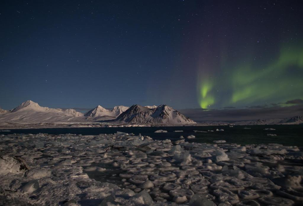 Fot. 3. Zorza polarna nad fiordem Hornsund (Joanna Perchaluk) Phot. 3. Aurora Borealis over the Hornsund fjord (Joanna Perchaluk) Fot.