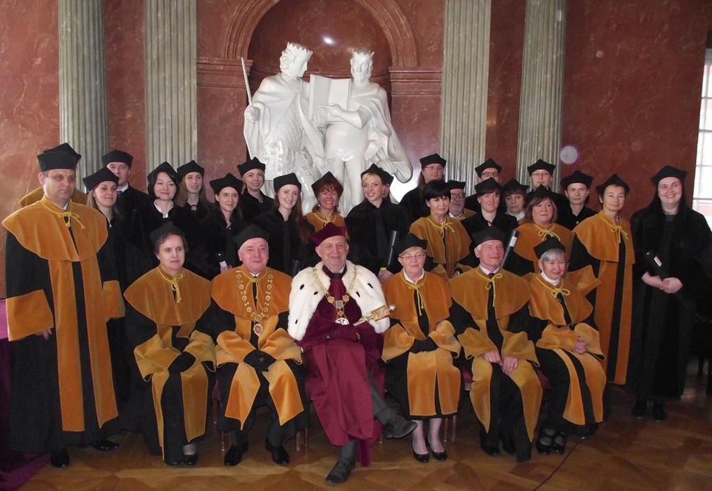 Na uroczystości dyplomy doktorskie odebrali: DR N. FARM.
