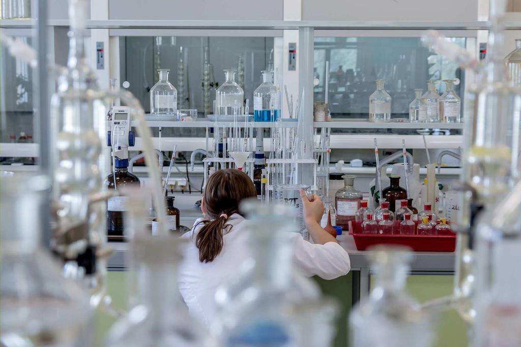 Opis wymagań stanowisk pracy Zawód szkolny: technik analityk Kod zawodu: 0 Źródło: https://pixabay.com/pl/photos/laboratorium-analiza-chemia-chemik-85640/ [dostęp: 05.