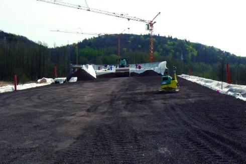 Dlatego też nasypy drogowe zostały posadowione na wzmocnieniu wykonanym z kolumn w osłonach z geotkaniny, natomiast ciągi dróg pomocniczych i pieszo-rowerowych zaprojektowano na