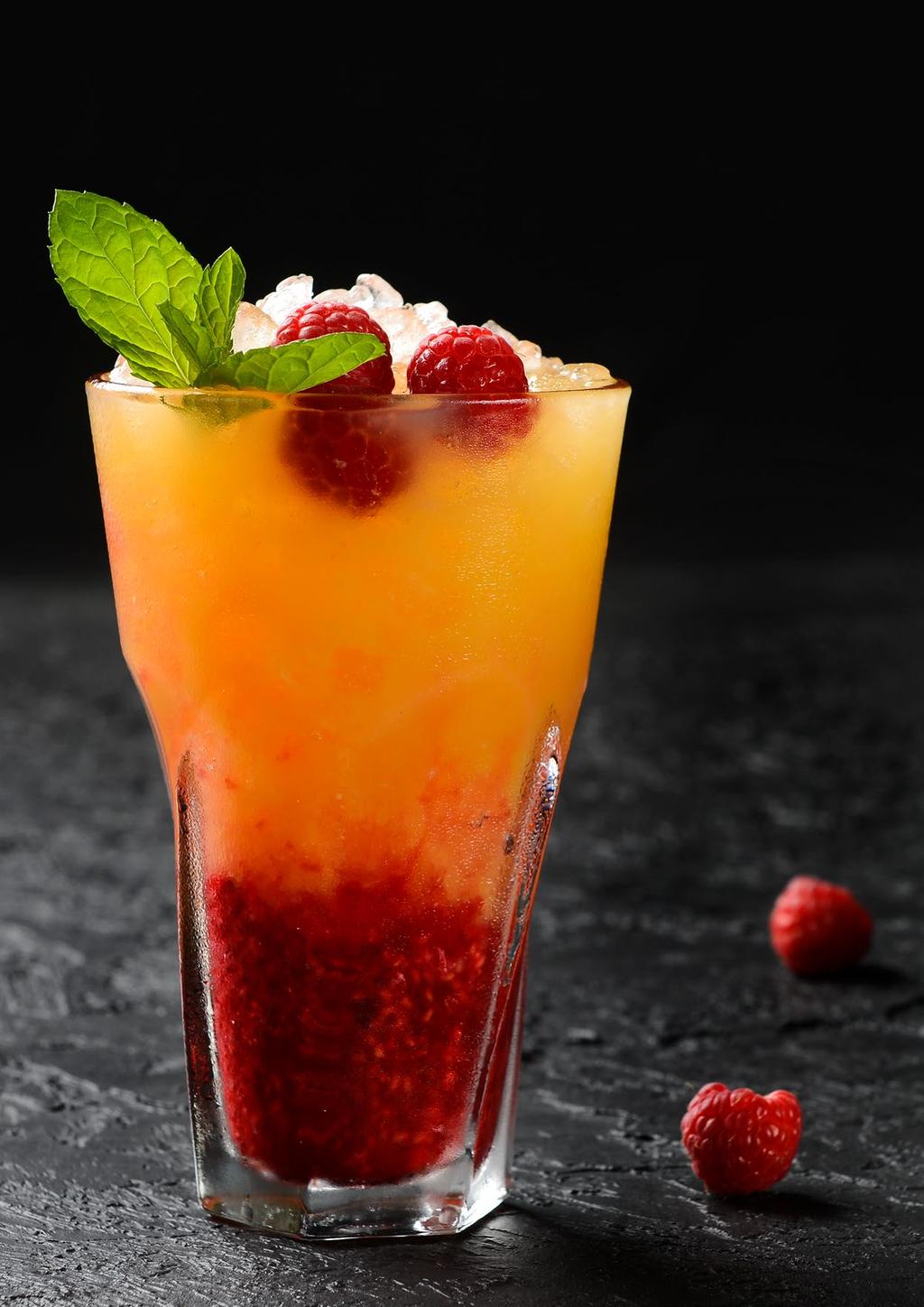 BERRY LIGHT 200ml 22,00PLN cranberry vodka, coconut liqueur pineapple juice, blackcurrant juice CHCIWOŚĆ / GREED wódka, Martini Dry, Cointreau sok