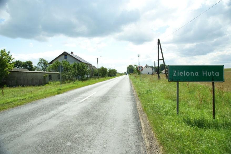 Wieś sołecka położona jest wzdłuż drogi wojewódzkiej nr 212.