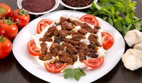 kurczaka lub Adana Kebab JABŁOŃ STEK Stek z polędwicy wołowej BEYTİ SARMA Grillowane