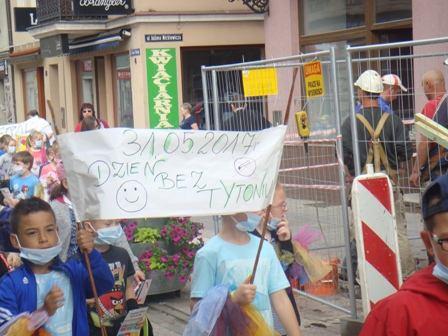 Przemarsz uczniów ze Szkoły Podstawowej Nr 6 w Rawiczu Przemarsz młodzieży zrzeszonej w grupie