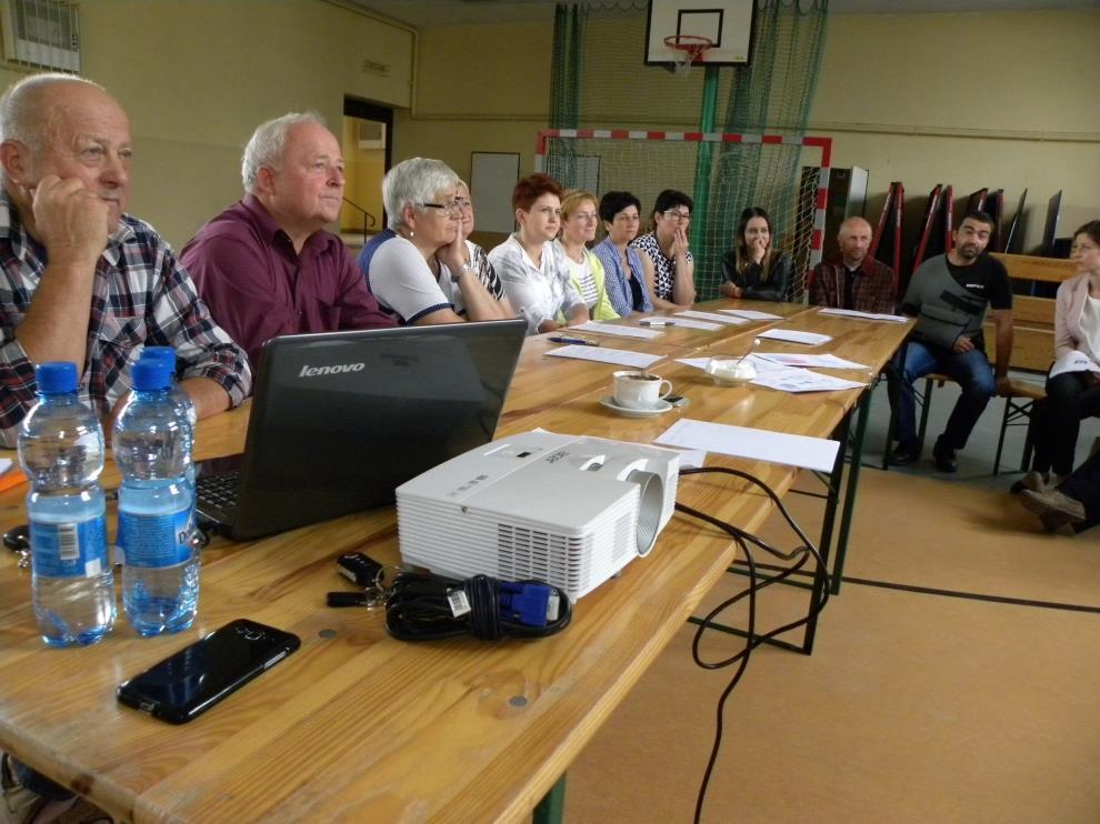 RYSUNEK 7: KONSULTACJE SPOŁECZNE W SALI ŚRODOWISKOWO- SPORTOWEJ W SZELEJEWIE PIERWSZYM, 17 SIERPNIA 2017 R. Źródło: Urząd Gminy Piaski Bodzewo Pierwsze spotkanie odbyło się 17 sierpnia 2017r.,o godz.