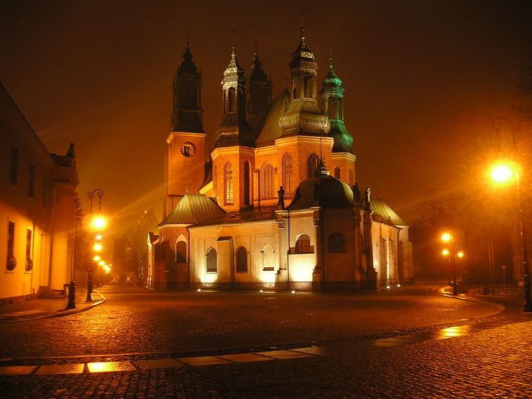 KATEDRA I OSTRÓW TUMSKI Nasze łajzowanie rozpoczniymy z rana tj. kole dziesiąty od zwiedzania Katedry i Ostrowa Tumskiego.