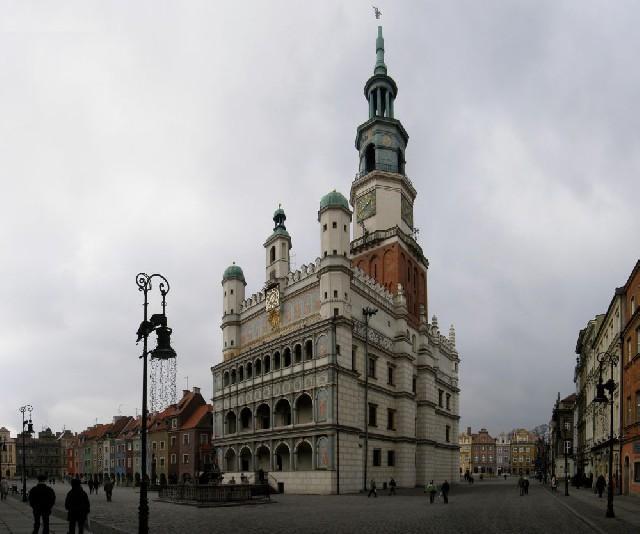 STARY RYNEK Napchani do cna możymy się szlajać dalij. Dając z buta nazad przez Chwaliszewo dojdymy do Starygu Rynku. Nie trza się spieszyć, bo od Katydry z buta bydzie z pińć minut.
