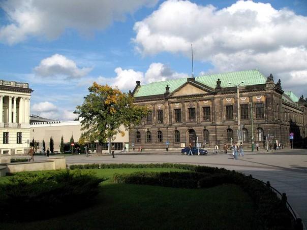 MUZEUM NARODOWE Kiedy my już pojedli, popili i oddychli, a dziewuchy się wypindraczyły na nowo, co by się za mocno nie skataić, pójdzimy na girach ze dwie minuty po ulicy