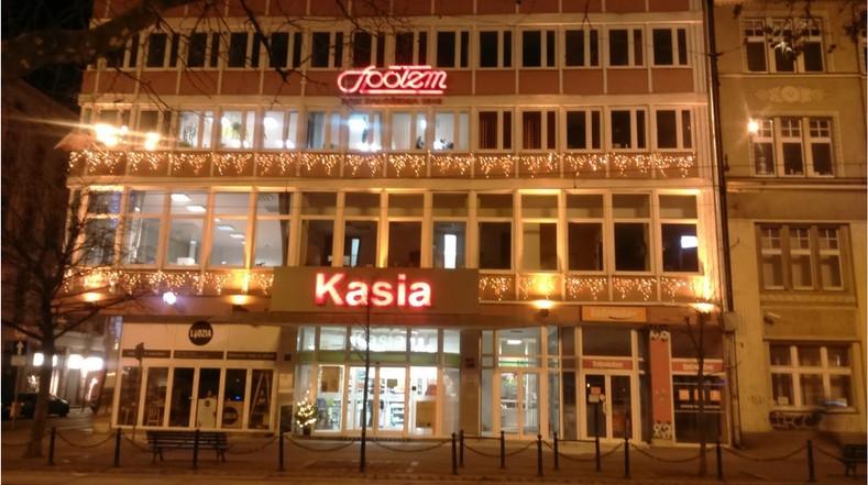 SPOŁEM PSS Jak stuknie 45 minut, to wyjdymy z muzeum, chłysniymy świyżygu powietrza i poczłapiymy prościuchno przez Plac Wolności, aby doleźć na ulicę 27 Grudnia.