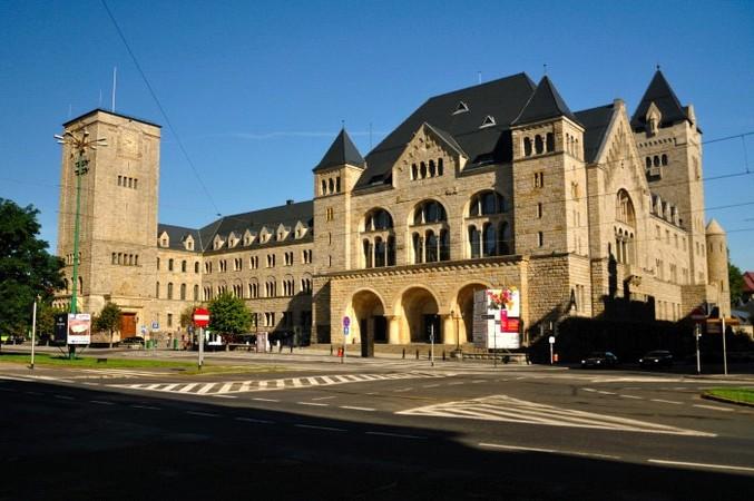 CENTRUM KULTURY ZAMEK Jak już wyjdymy od Szefowy, ukatajyni na maksa, to zahoczymy o Maka i z burgerem w grabiach przejdymy do zamczyska.