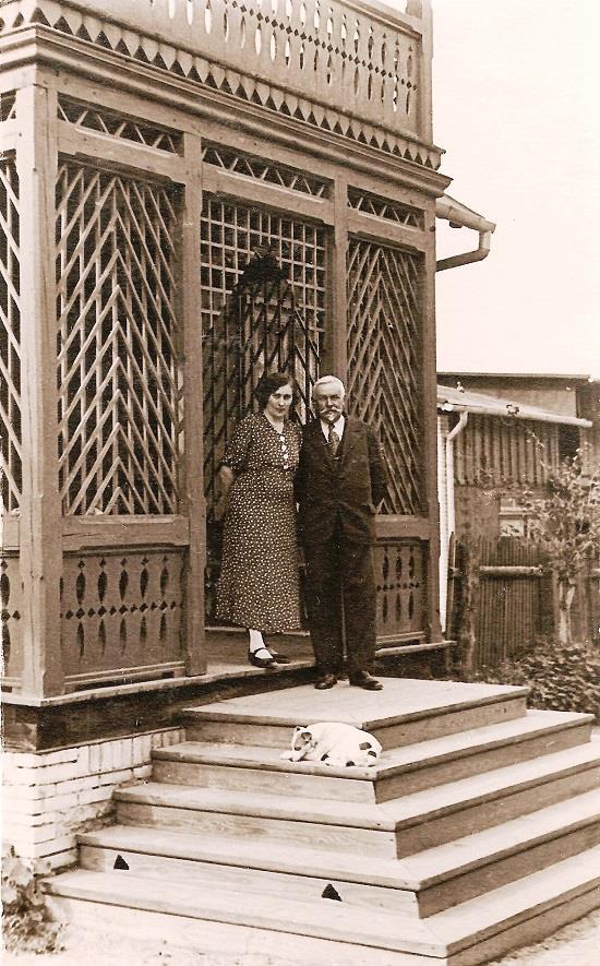 Wacław z żoną przed swym domem na Orłowie, 1935 r.