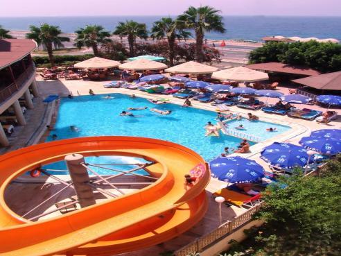 najważniejszego tureckiego kurortu wypoczynkowego. Przepiękne piaszczyste plaże, m.in. słynna długa na 2,5 km plaża Kleopatry oraz luksusowe hotele wabią spragnionych wypoczynku turystów.