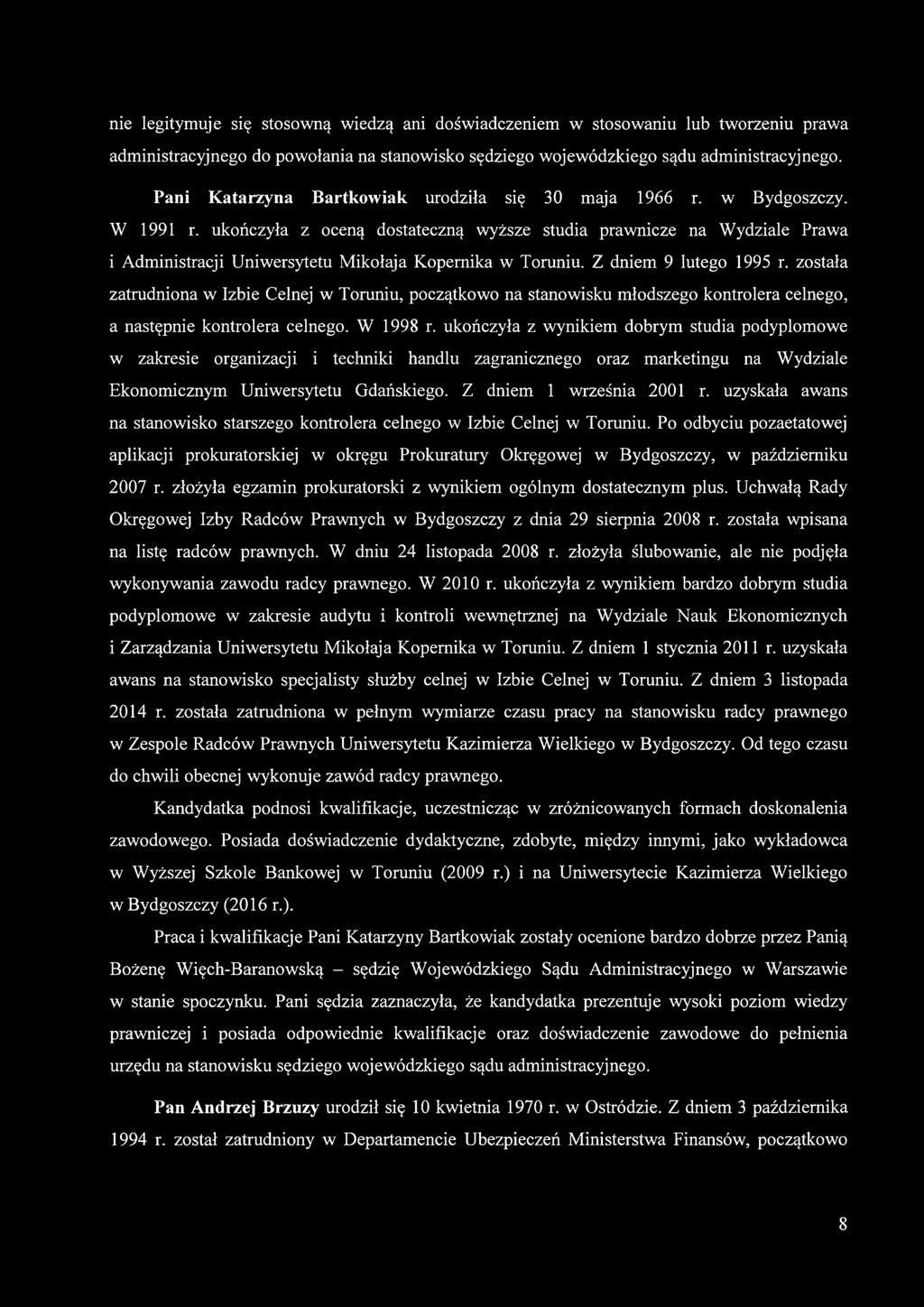 ukończyła z oceną dostateczną wyższe studia prawnicze na Wydziale Prawa i Administracji Uniwersytetu Mikołaja Kopernika w Toruniu. Z dniem 9 lutego 1995 r.