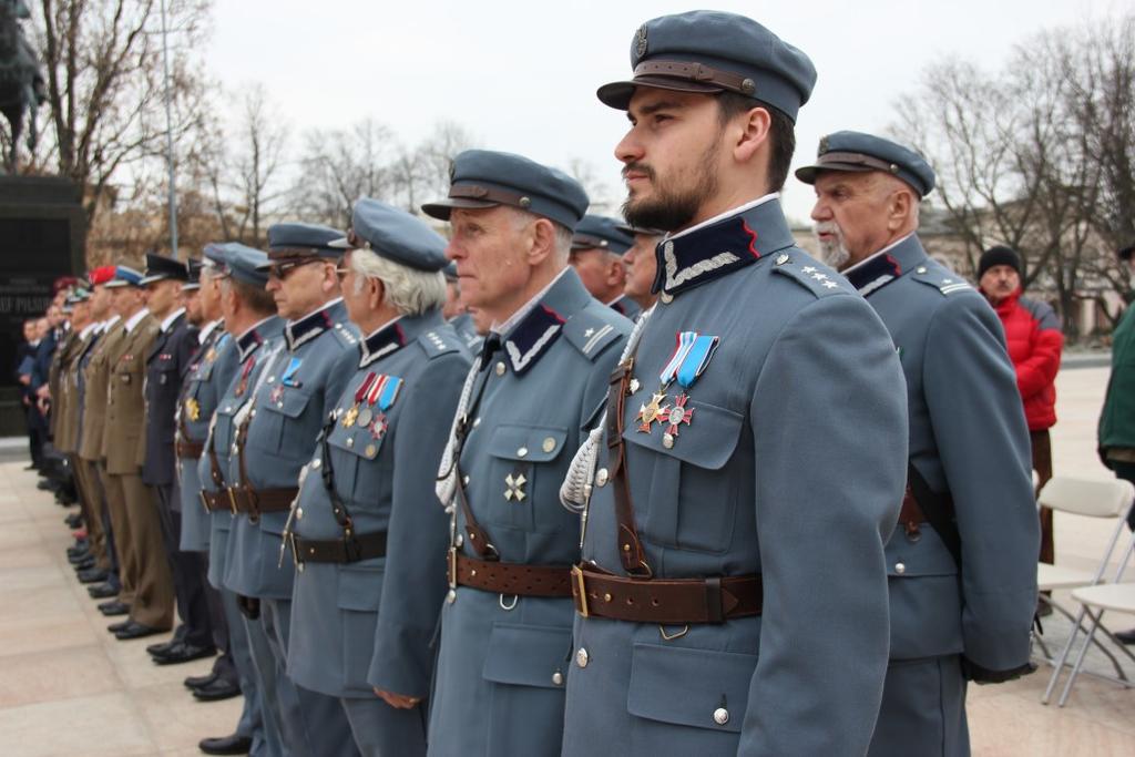 Młodzież uroczyście odczytała 96 nazwisk ofiar katastrofy smoleńskiej i tyle samo zapalono zniczy.