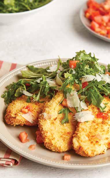 KURCZAK MILANESE KURCZAK MILANESE dla 2 osób 2 szklanki bułki tartej Panko (gruba bułka tarta) ¼ szklanki sera Parmezan, tartego ½ łyżeczki czosnku w proszku 2 jaja, ubite 4 sznycle z kurczaka Sól i