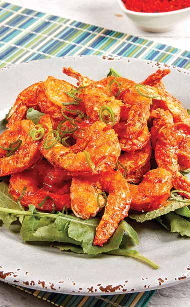 KREWETKI BANG BANG KREWETKI BANG BANG 6 porcji 1 szklanka mąki skrobiowej ¼ łyżeczki sosu Sriracha w proszku około 900 g (21 25 sztuk) krewetek, obranych i wypatroszonych ¼ szklanki słodkiego sosu