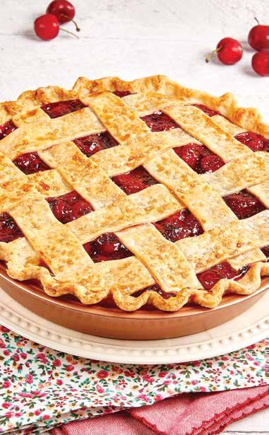 CIASTO WIŚNIOWE CIASTO WIŚNIOWE dla 6 osób 2 gotowe kruche ciasta 425 g wiśniowego nadzienia z ciasta 1 jajo, ubite, do pokrycia Cukier trzcinowy, do dekoracji Przygotowanie: 1.