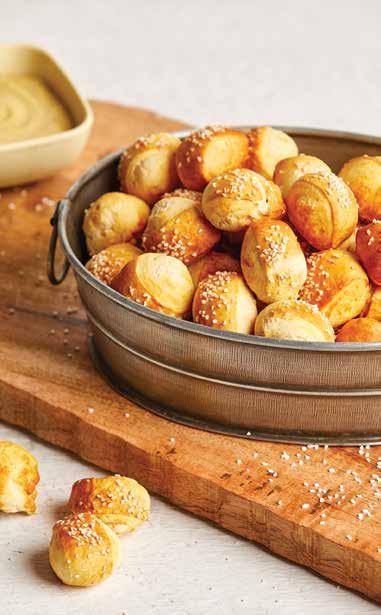 PRECLE PRECLE PRECLE PRECLE 4 porcje 1 ciasto francuskie (gotowy produkt) 1 szklanka wody ½ filiżanki sody oczyszczonej Gruba sól morska Przygotowanie: 1. Pokrój ciasto na 4 długie paski. 2.