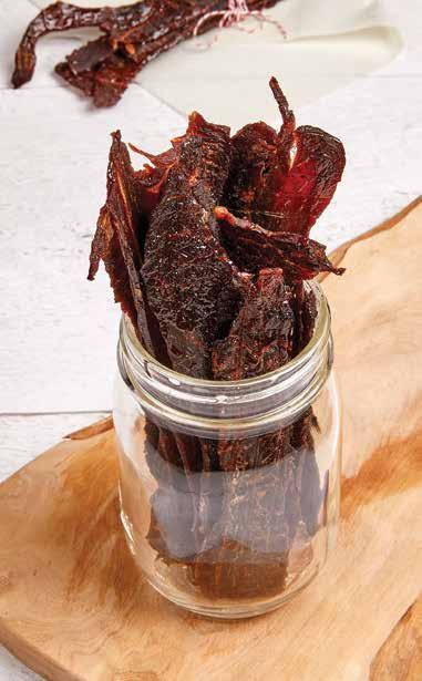 BEEF JERKY BEEF JERKY dla 4 osób 1 kg filetu wołowego, okrągłego, cienko krojonego 4 łyżki słodkiego sosu sojowego 5 łyżek ketchupu ½ łyżeczki mielonego czarnego pieprzu ½ łyżeczki soli ½ łyżeczki
