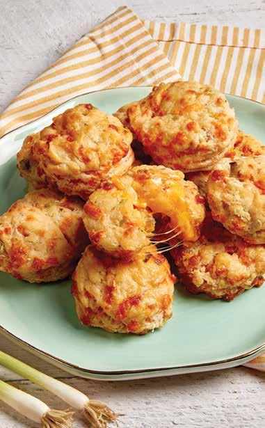 CHEDDAROWE KEKSY CHEDDAROWE KEKSY 16 sztuk 2 szklanki mąki 1 kostka masła 2 łyżeczki proszku do pieczenia ¾ szklanki maślanki ½ szklanki cebuli dymki, posiekanej ½ łyżeczki czosnku w proszku ½
