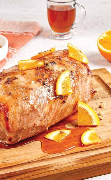PIECZEŃ WIEPRZOWA Z ROŻNA Z BOURBONEM PIECZEŃ WIEPRZOWA Z ROŻNA Z BOURBONEM dla 6 osób ½ szklanki miodu ½ szklanki brązowego cukru 1 pomarańcza, obrana 2 łyżki soku z pomarańczowy ¼ szklanki bourbonu