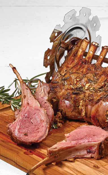 ROZMARYNOWO-CZOSNKOWE ŻEBERKA JAGNIĘCE ROZMARYNOWO-CZOSNKOWE ŻEBERKA JAGNIĘCE dla 4 osób 2 (łącznie 1,2 kg) żeberek jagnięcych 3 małe gałązki rozmarynu 4 ząbki czosnku, obrane 2 łyżki musztardy Dijon